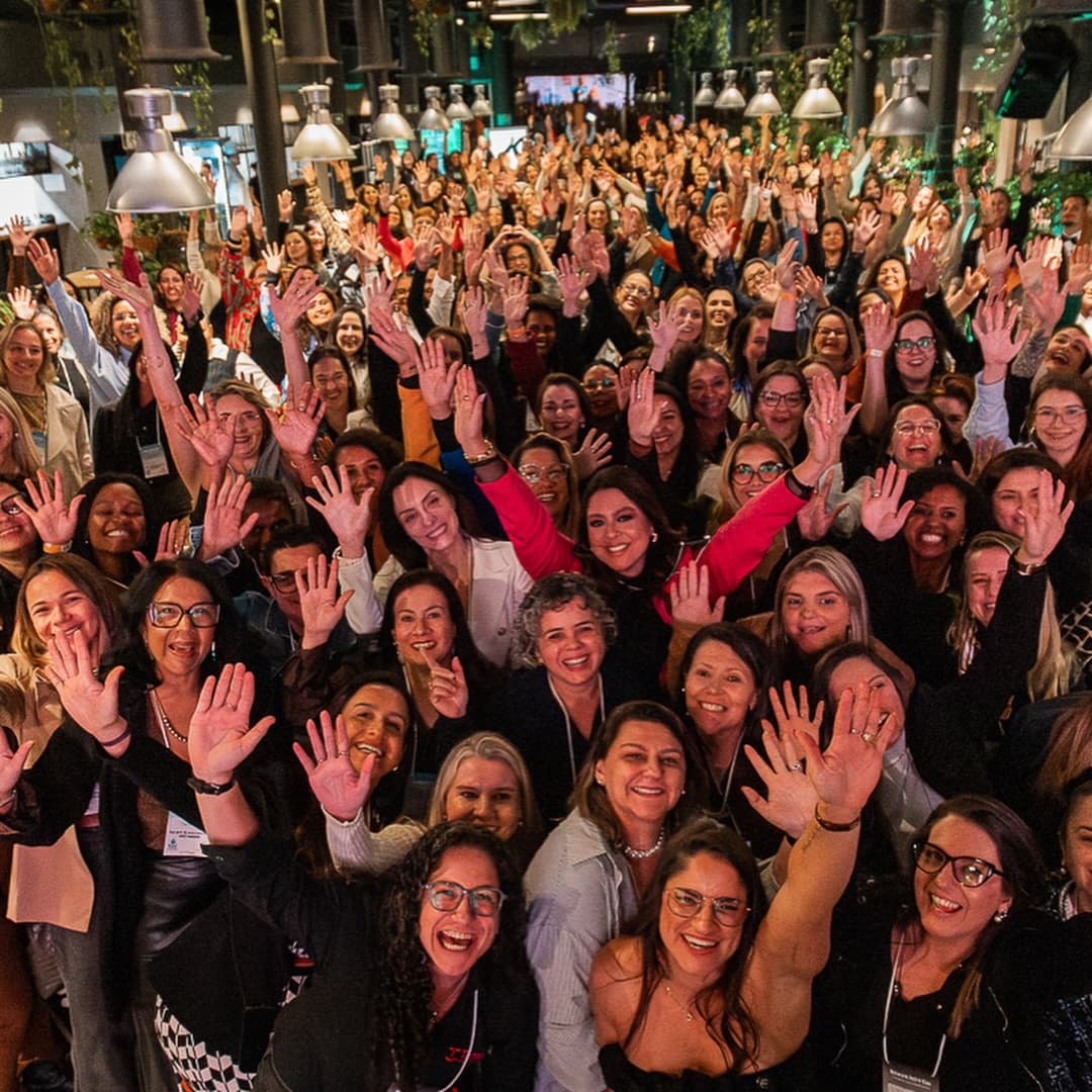 Mulheres da comunidade Desafio Cada Dia Melhor reunidas em evento
